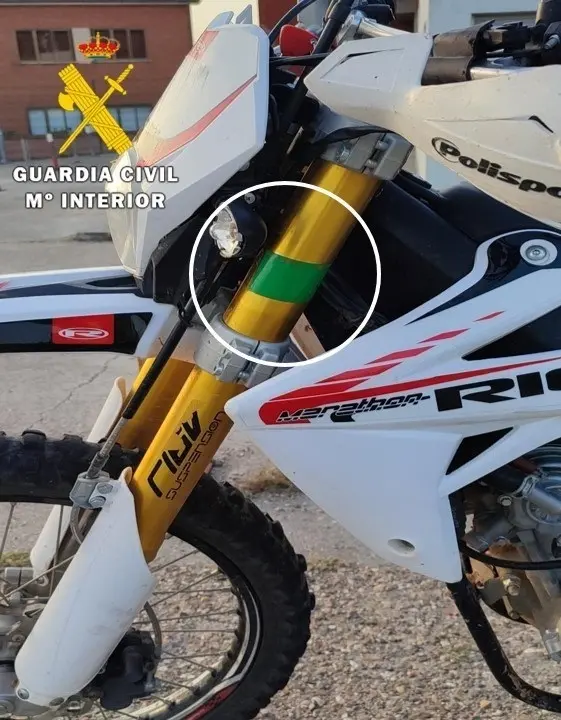 Pegatina de la ITV correspondiente a otro veh&iacute;culo en la motocicleta.