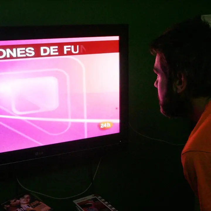 Archivo - Imagen de archivo de una persona viendo la televisi&oacute;n