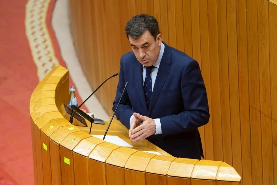 Archivo - El conselleiro de Cultura, Educaci&oacute;n e Universidade, Rom&aacute;n Rodr&iacute;guez, presenta en el pleno el proyecto de Ley de reconocimiento de la Universidad Intercontinental de la Empresa
