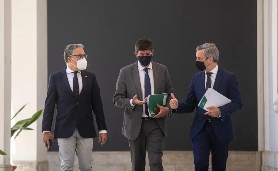 El vicepresidente de la Junta y consejero de Turismo, Regeneraci&oacute;n, Justicia y Administraci&oacute;n Local, Juan Mar&iacute;n (c); el consejero de la Presidencia, Administraci&oacute;n P&uacute;blica e Interior y portavoz del Gobierno andaluz, El&iacute;as Bendodo (i), y el consejero de Ha