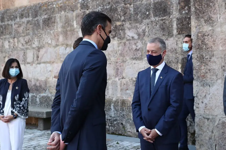 Archivo - El presidente del Gobierno, Pedro S&aacute;nchez, saluda al lehendakari I&ntilde;igo Urkullu (d), a su llegada al Monasterio de Yuso antes de participar en la XXI Conferencia de Presidentes en San Mill&aacute;n de la Cogolla, La Rioja, a 31 de julio de 2020