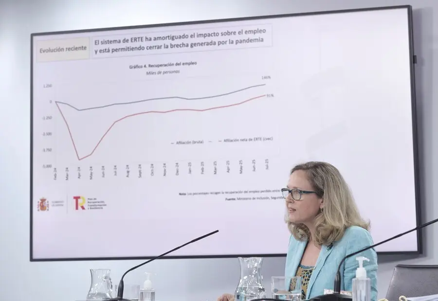 La vicepresidenta primera del Gobierno y ministra de Asuntos Econ&oacute;micos y Transformaci&oacute;n Digital, Nadia Calvi&ntilde;o, interviene en una rueda de prensa posterior al Consejo de Ministros celebrado en Moncloa, a 27 de julio de 2021, en Madrid (Espa&ntilde;a). 