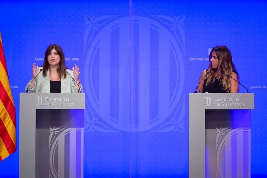 La consellera de Investigaci&oacute;n y Universidades, Gemma Geis (i), y la portavoz del Govern de Catalu&ntilde;a, Patricia Plaja, intervienen en una rueda de prensa posterior a una reuni&oacute;n del Consell Executiu del Govern