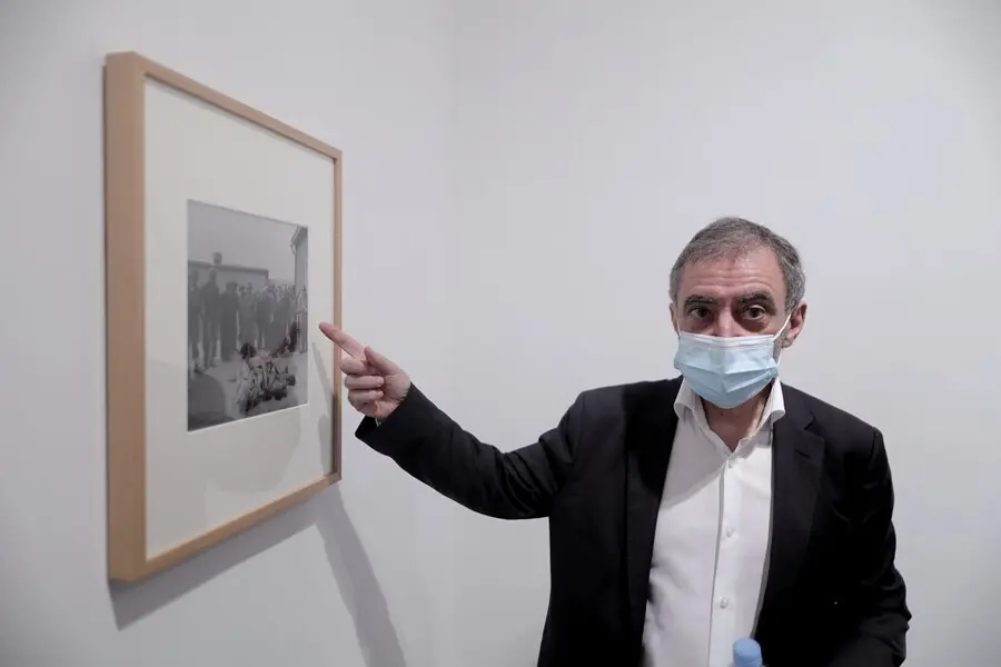 El director del Museo Reina Sof&iacute;a, Manuel Borja-Villel, se&ntilde;ala la obra de Lee Miller expuesta en la presentaci&oacute;n del tercer episodio de la Colecci&oacute;n: &lsquo;Pensamiento Perdido: Autarqu&iacute;a y Exilio&rsquo;