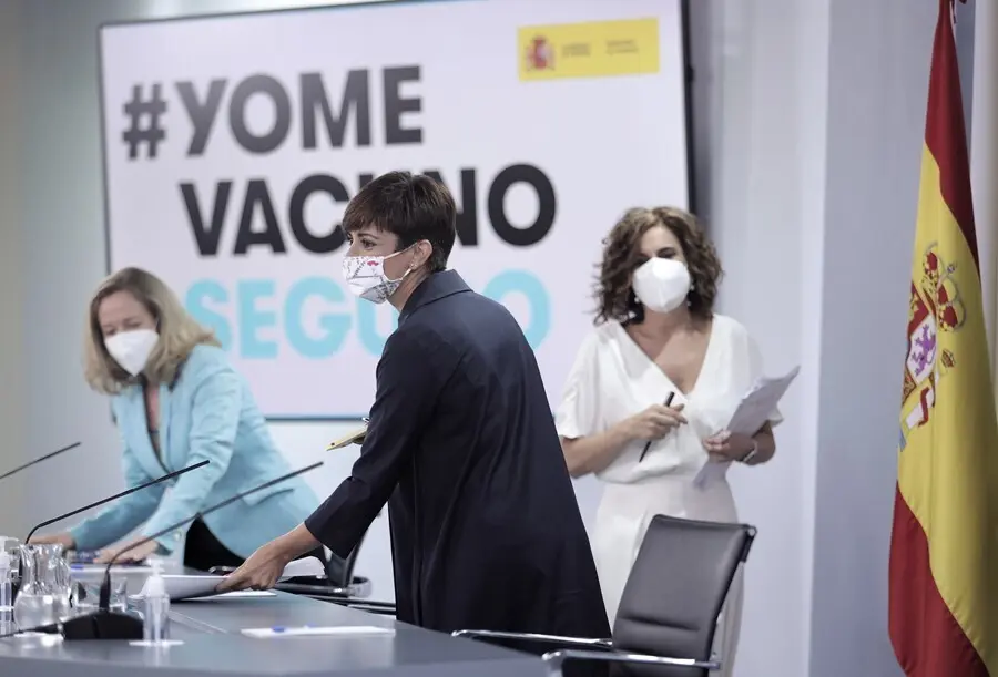 (I-D) La vicepresidenta primera del Gobierno y ministra de Asuntos Econ&oacute;micos y Transformaci&oacute;n Digital, Nadia Calvi&ntilde;o; la ministra de Pol&iacute;tica Territorial y portavoz del Gobierno, Isabel Rodr&iacute;guez; y la ministra de Hacienda y Funci&oacute;n P&uacute;blica, Mar&iacute;a Jes&uacute;s 