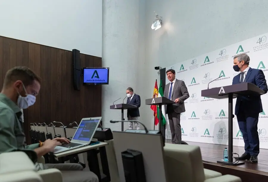 El vicepresidente de la Junta y consejero de Turismo, Regeneraci&oacute;n, Justicia y Administraci&oacute;n Local, Juan Mar&iacute;n; el consejero de la Presidencia, Administraci&oacute;n P&uacute;blica e Interior y portavoz del Gobierno andaluz, El&iacute;as Bendodo, y el consejero de Hacienda y