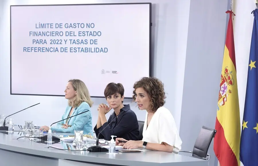 (I-D) La vicepresidenta primera del Gobierno y ministra de Asuntos Econ&oacute;micos y Transformaci&oacute;n Digital, Nadia Calvi&ntilde;o; la ministra de Pol&iacute;tica Territorial y portavoz del Gobierno, Isabel Rodr&iacute;guez; y la ministra de Hacienda y Funci&oacute;n P&uacute;blica, Mar&iacute;a Jes&uacute;s 
