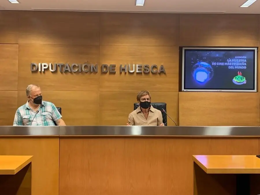 El codirector de la Muestra de Cine de Ascaso, Miguel Cordero, y la dipiutada provincial  y delegada de  Cultura de la DPH, Maribel de Pablo.