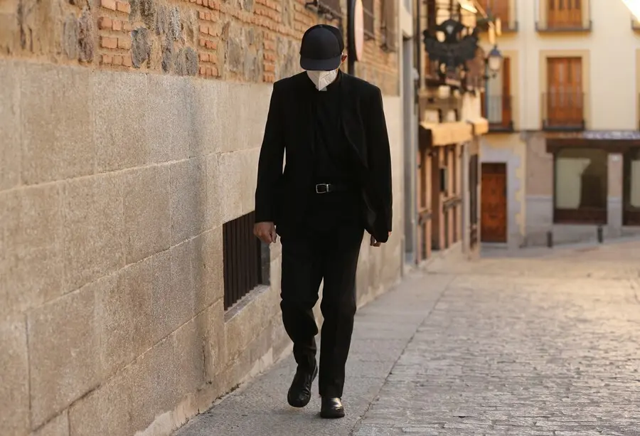Un sacerdote de Talavera de la Reina llega a la Audiencia Provincial de Toledo donde se sentar&aacute; en el banquillo por la presunta agresi&oacute;n sexual continuada de una menor en su despacho parroquial