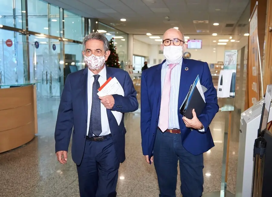 Archivo - Miguel &Aacute;ngel Revilla y Miguel Rodr&iacute;guez, presidente de Cantabria y consejero de Sanidad