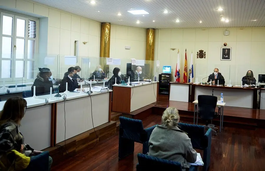 Archivo - El autor confeso del crimen machista registrado en Laredo a principios de 2019, T.S.M.R (primero de la izquierda), durante una sesi&oacute;n en la Audiencia Provincial de Cantabria el pasado 13 de abril de 2021 en Laredo (Santander)