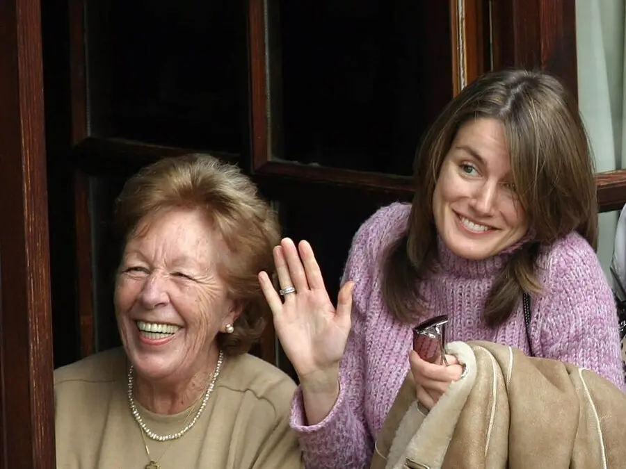 La Reina Letizia junto a su abuela Menchu &Aacute;lvarez del Valle en una de las visitas que realiz&oacute; a Sarde&uacute; junto a Don Felipe cuando era pr&iacute;ncipes de Asturias.