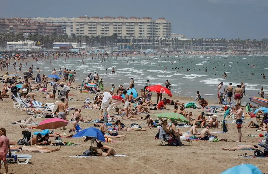 La Playa de la Malvarrosa repleta de gente en un d&iacute;a de alerta roja por altas temperaturas, a 12 de julio de 2021, en Valencia, Comunidad Valenciana (Espa&ntilde;a). Las provincias de Alicante, Valencia y Murcia tienen este lunes avisos de nivel rojo (riesgo ext