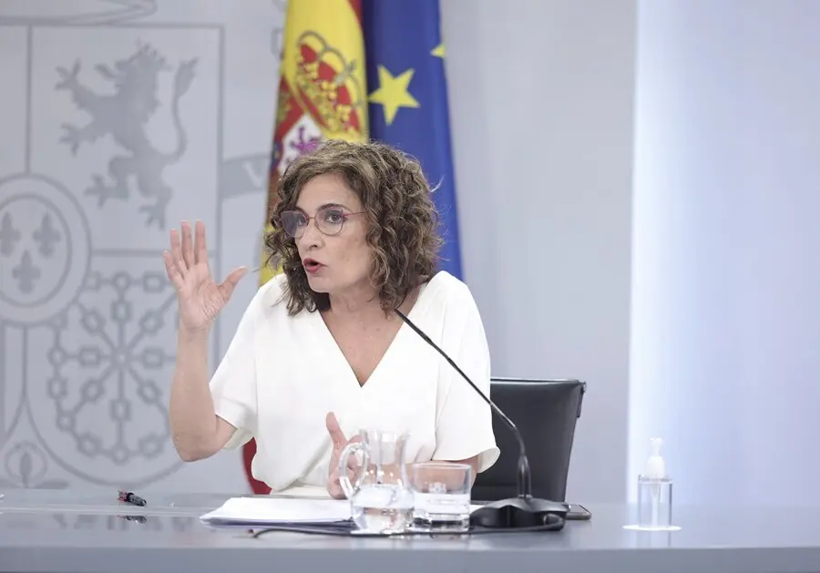 La ministra de Hacienda y Funci&oacute;n P&uacute;blica, Mar&iacute;a Jes&uacute;s Montero, interviene en una rueda de prensa posterior al Consejo de Ministros celebrado en Moncloa, a 27 de julio de 2021, en Madrid (Espa&ntilde;a). El Gobierno ha aprobado este martes una Oferta de Empleo P