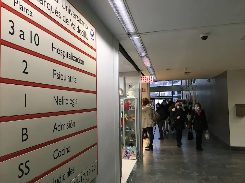 Vista de la entrada del Hospital Marqu&eacute;s de Valdecilla en Santander. / S. D&iacute;az