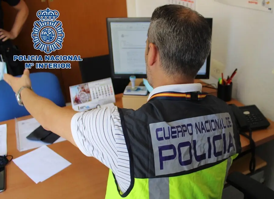 Archivo - Un agente de la Polic&iacute;a Nacional tramita la denuncia