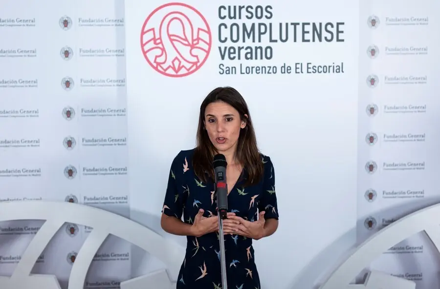 La ministra de Igualdad, Irene Montero, ofrece declaraciones a los medios previas a su intervenci&oacute;n en el curso 'Para vivir. Los feminismos rebeldes de la cuarta ola',  a 21 de julio de 2021, en San Lorenzo de El Escorial, Madrid (Espa&ntilde;a).