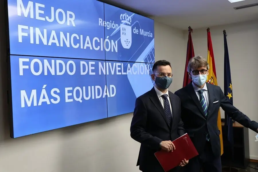 Imagen  del consejero de Econom&iacute;a, Hacienda y Administraci&oacute;n Digital, Luis Alberto Mar&iacute;n, y del director general de Presupuestos y Fondos Europeos, Pedro Soto, antes del comienzo del Consejo de Pol&iacute;tica Fiscal y Financiera.