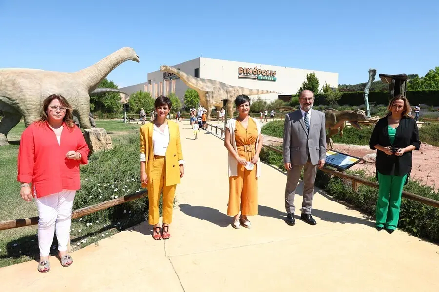 La ministra de Pol&iacute;tica Territorial, Isabel Rodr&iacute;guez, visita el parque de Din&oacute;polis, en Teruel.