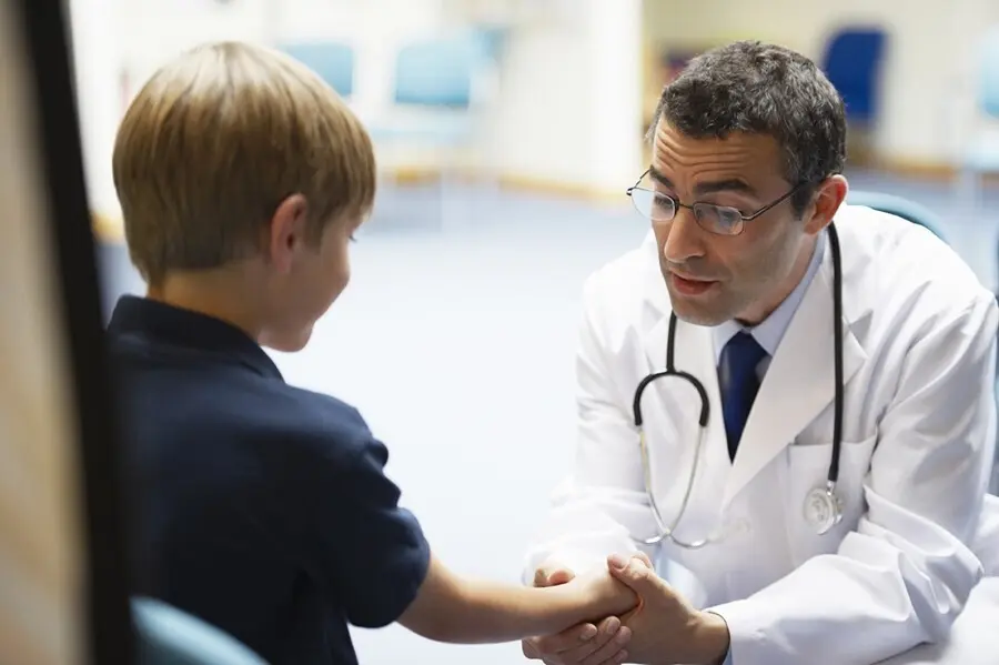 Archivo - Vacuna, m&eacute;dico, atenci&oacute;n, consulta, pediatra