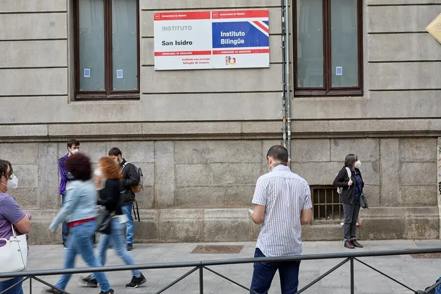 Archivo - Varias personas esperan en las puertas del Instituto San Isidro, donde van a realizar el examen de oposici&oacute;n de Educaci&oacute;n Secundaria, Formaci&oacute;n Profesional o Ense&ntilde;anzas Art&iacute;sticas.