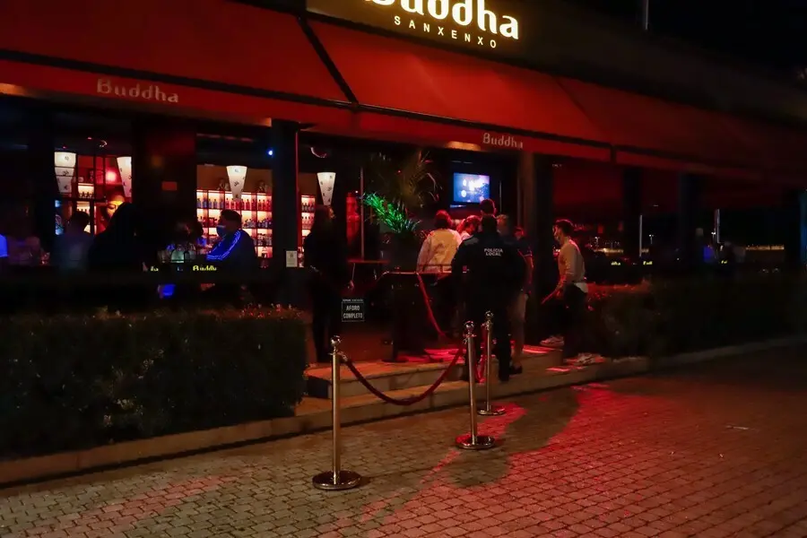 Varias personas esperan a las puertas de un local de ocio nocturno en Sanxenxo, Pontevedra, Galicia (Espa&ntilde;a). 