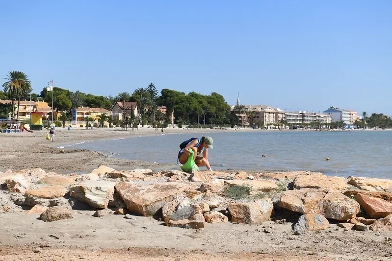 Archivo - Una participante en la campa&ntilde;a '1m2 por las playas y los mares' de Proyecto LIBERA