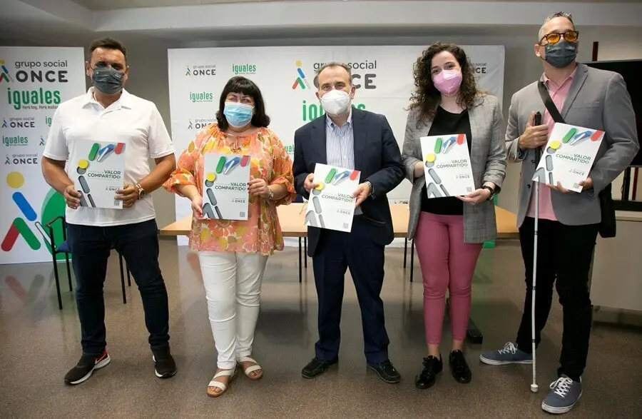 Foto de familia de la presentaci&oacute;n del 'Informe Valor Compartido 2020' de Grupo Social ONCE