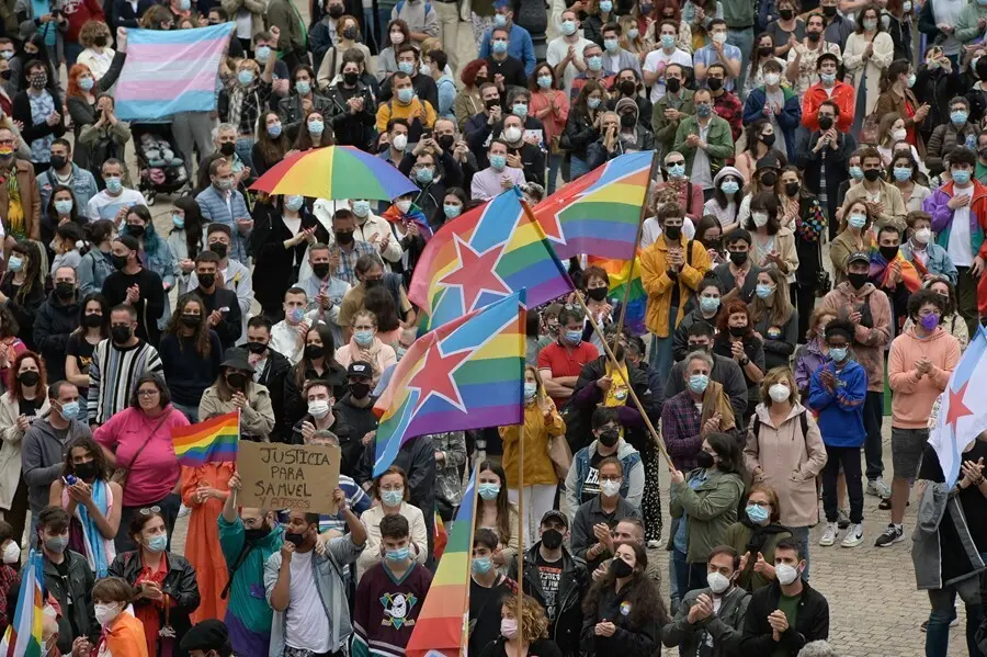 Concentraci&oacute;n contra agresiones LGTBf&oacute;bicas, a 9 de julio de 2021, en A Coru&ntilde;a, Galicia (Espa&ntilde;a). Asociaciones LGTBIAQ+ convocan esta manifestaci&oacute;n contra la violencia LGTBIf&oacute;bica y que tambi&eacute;n pide justicia para Samuel Luiz, el joven que sufri&oacute; una paliz