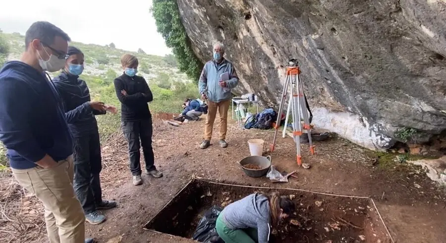 Archivo - Excavaciones en l'Abric de l'Hedra