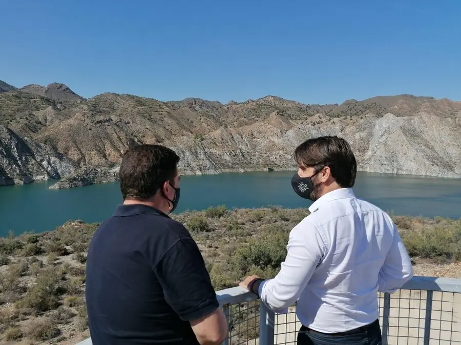 Juan Francisco Rojas (Vox) en el pantano de Cuevas del Almanzora, en Almer&iacute;a