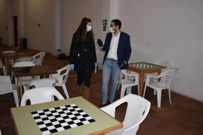 La delegada del Gobierno y el consejero de Pol&iacute;ticas Sociales visitando el ya extinto centro de acogida provisional de la Plaza de Toros de Melilla