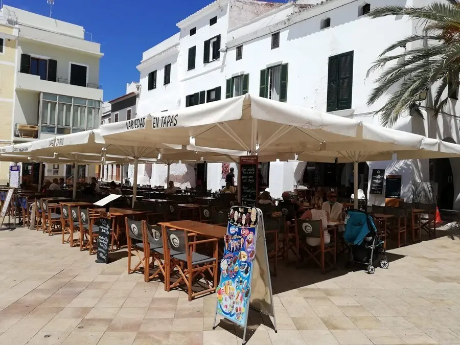 Archivo - Una terraza de un caf&eacute;-restaurante de Ciutadella (Menorca) un d&iacute;a soleado