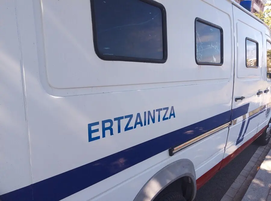 Archivo - Detenidos en Abanto un var&oacute;n y una mujer por agredir a agentes, despu&eacute;s de que ella intentara quemar un contenedor