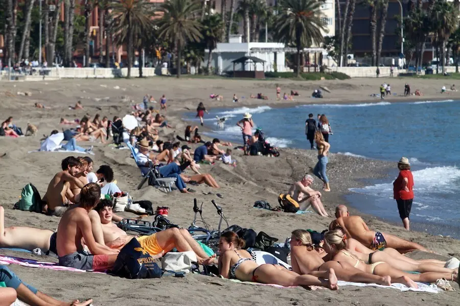 Archivo - Ba&ntilde;istas en las playas de M&aacute;laga