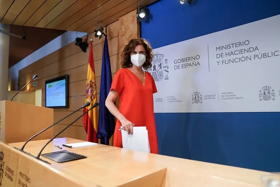La ministra de Hacienda y Funci&oacute;n P&uacute;blica, Maria Jes&uacute;s Montero, a su llegada a una rueda de prensa posterior a una reuni&oacute;n del Consejo de Pol&iacute;tica Fiscal y Financiera, a 28 de julio de 2021, en Madrid, (Espa&ntilde;a). Durante su intervenci&oacute;n ha informado sobre 