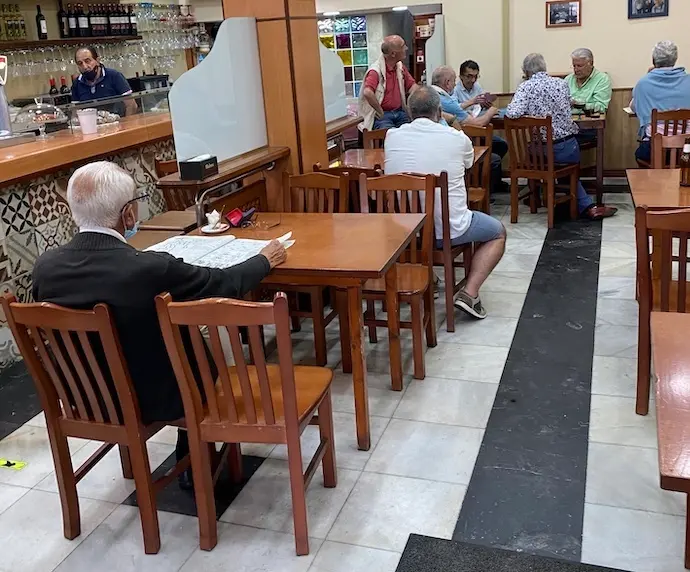 Interior de un establecimiento de hosteler&iacute;a de Santander, donde desde hoy se aplica la norma. / HARDY