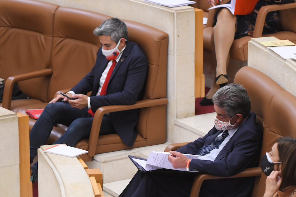 El vicepresidente Pablo Zuloaga y el prediente de Cantabria, M. A. Revilla. / ALERTA