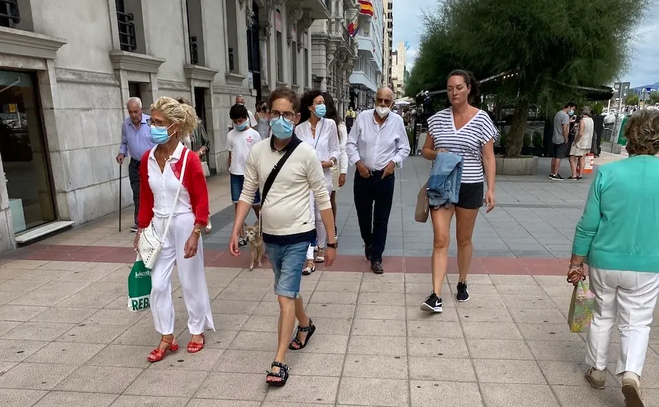 Varias personas con y sin mascarilla transitan por la calle Reina Victoria de Santander en el d&iacute;a de ayer. / Hardy