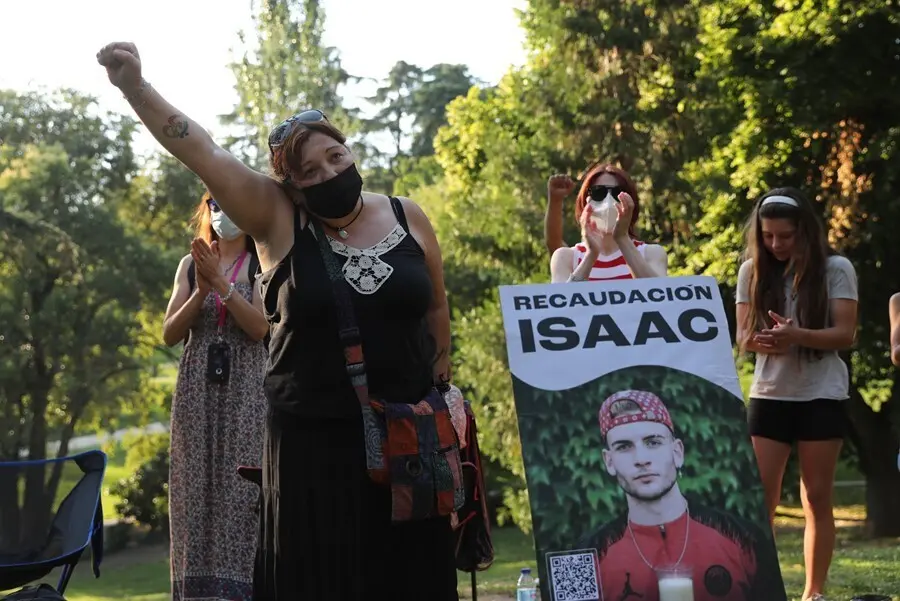 &Aacute;ngeles, madre de Isaac, participa en un homenaje a su hijo Isaac