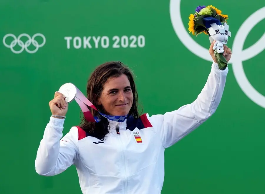 Maialen Chourraut, Deportista Espa&ntilde;ola De La UCAM, Con La Medalla De Plata Conseguida En Pirag&uuml;ismo En Eslalon; Las Medallas De Tokio 2020 Han Sido Fabricadas Con Materiales De Dispositivos M&oacute;viles, C&aacute;maras De Fotos Y Ordenadores.
