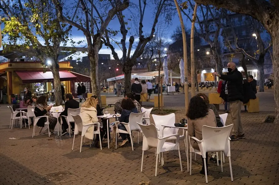 Archivo - Personas en los veladores de un bar. Andaluc&iacute;a ampl&iacute;a hasta las 21.30 horas la apertura de hosteler&iacute;a y comercio en municipios con nivel 2 de alerta. En Sevilla (Andaluc&iacute;a, Espa&ntilde;a), a 05 de marzo de 2021.