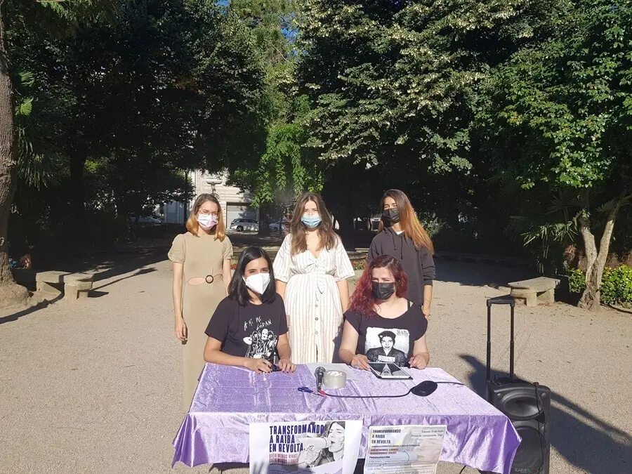 Priscila Retamoto y M&oacute;nica Bern&aacute;rdez, junto a otras integrantes de Feminismo Unitario de Vigo, durante la presentaci&oacute;n