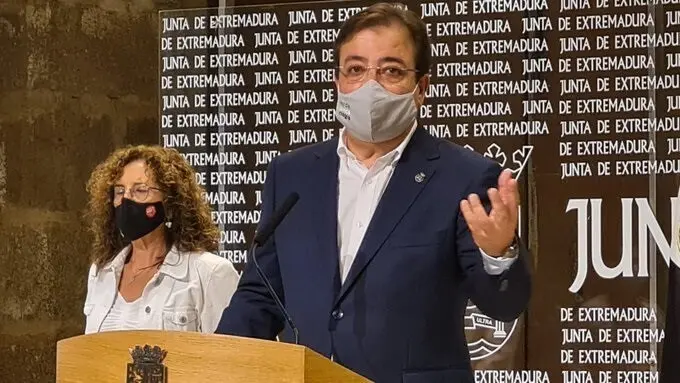 El presidente de la Junta, Guillermo Fern&aacute;ndez Vara, en rueda de prensa en M&eacute;rida
