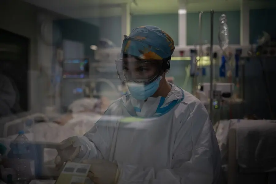 Archivo - Un trabajador sanitario protegido en la Unidad de Cuidados Intensivos &ndash;UCI- del Hospital del Mar, en Barcelona, Catalunya (Espa&ntilde;a), a 19 de noviembre de 2020