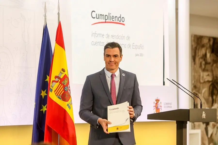 El presidente del Gobierno, Pedro S&aacute;nchez, posa con el 'Informe de rendici&oacute;n de cuentas del Gobierno de Espa&ntilde;a' durante una rueda de prensa para hacer balance del curso pol&iacute;tico, en el Palacio de la Moncloa, a 29 de julio de 2021, en Madrid (Espa&ntilde;a). El j