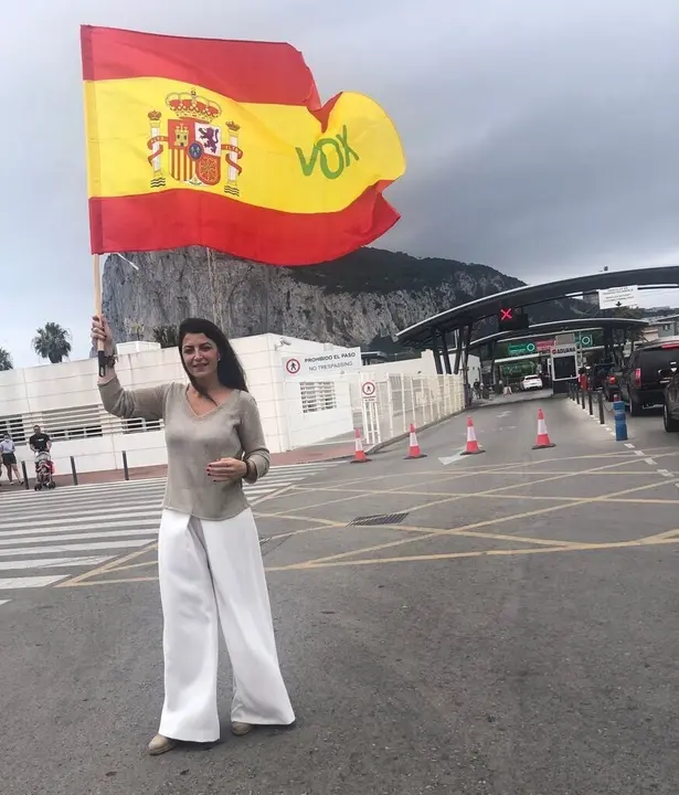 La secretaria general del grupo Vox en el Congreso de los Diputados, Macarena Olona, a las puertas de la verja de Gibraltar.