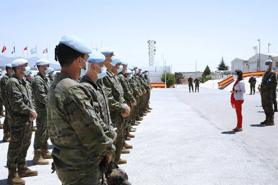 La ministra de Defensa, Margarita Robles, en una visita a las tropas espa&ntilde;olas en L&iacute;bano