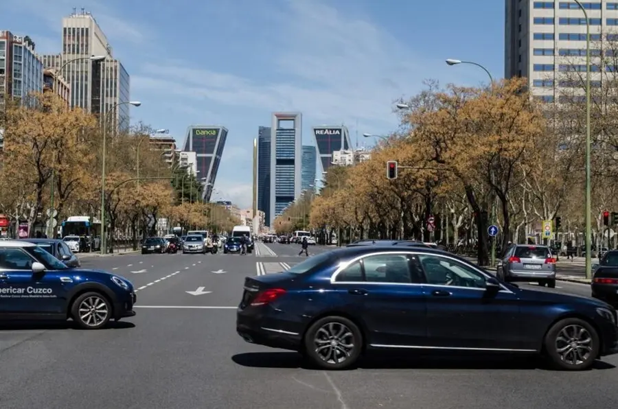Archivo - Coches, tr&aacute;nsito, Castellana, tr&aacute;fico, contaminaci&oacute;n, Madrid, torres, edificios