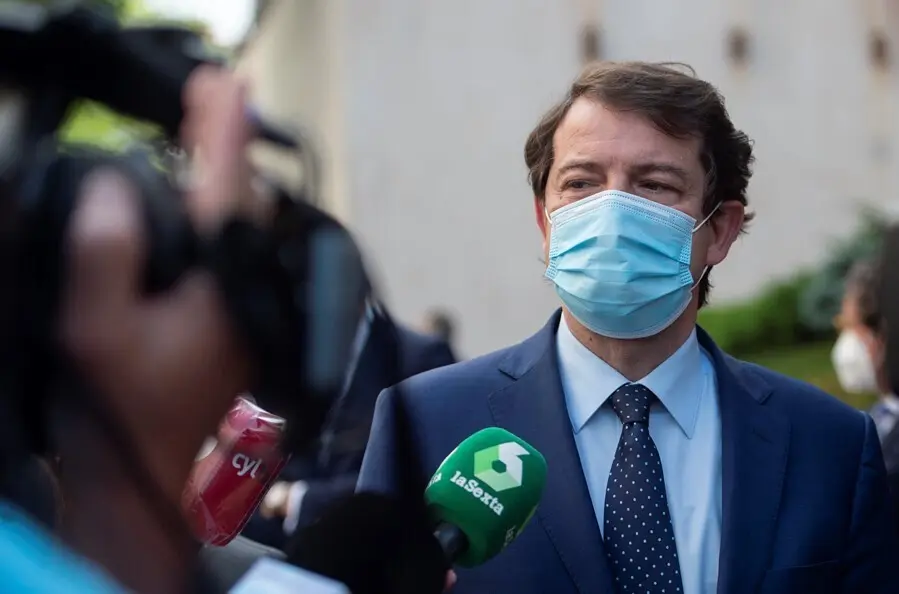 Archivo - El presidente de la Junta de Castilla y Le&oacute;n, Alfonso Fernando Fern&aacute;ndez Ma&ntilde;ueco, ofrece declaraciones a los medios, Foto de Arcgivo